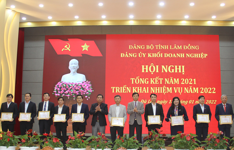 tặng giấy khen cho các đồng chí bí thư cấp ủy cơ sở có thành tích xuất sắc trong lãnh đạo chỉ đạo thực hiện công tác phòng chống dịch Covid – 19 trên địa bàn