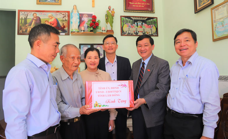 Bí thư Tỉnh ủy Lâm Đồng Trần Đức Quận thăm, tặng quà Tết gia đình Lê Bá Nhã (93 tuổi, thương binh 3/4)