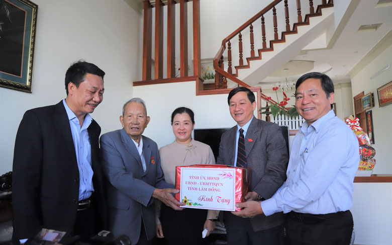 Đồng chí Trần Đức Quận thăm, tặng quà Tết gia đình Đại tá Trần Tấn Công - Nguyên Chỉ huy phó, Tham mưu trưởng Bộ Chỉ huy Quân sự tỉnh Lâm Đồng (93 tuổi, 70 năm tuổi Đảng)