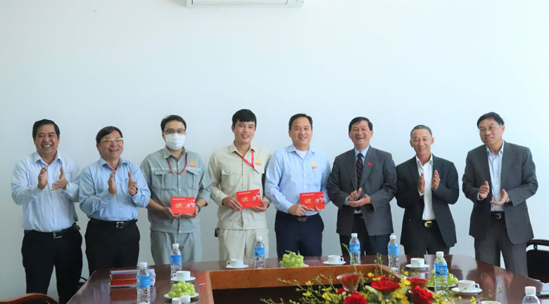 Các đồng chí Trần Đức Quận - Bí thư Tỉnh ủy Lâm Đồng, Trần Văn Hiệp - Chủ tịch UBND tỉnh Lâm Đồng cùng đoàn công tác tặng quà Tết người lao động tại Công ty CP Bia Sài Gòn - Lâm Đồng