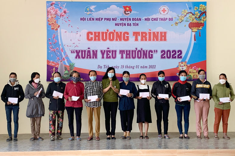 Đạ Tẻh: Trao hơn 140 suất quà Tết cho các hộ gia đình có hoàn cảnh khó khăn