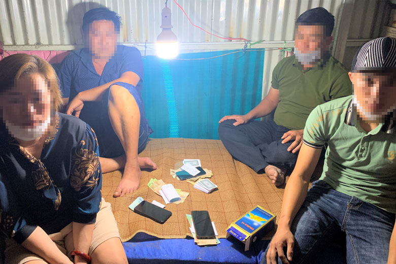 Bảo Lộc: Bắt quả tang 4 con bạc đang sát phạt nhau trong quán cà phê
