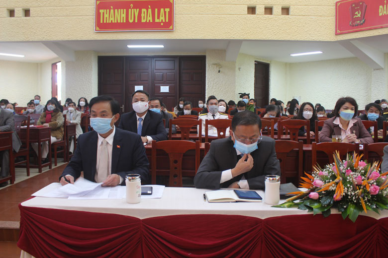 Đại biểu phát biểu tham luận 