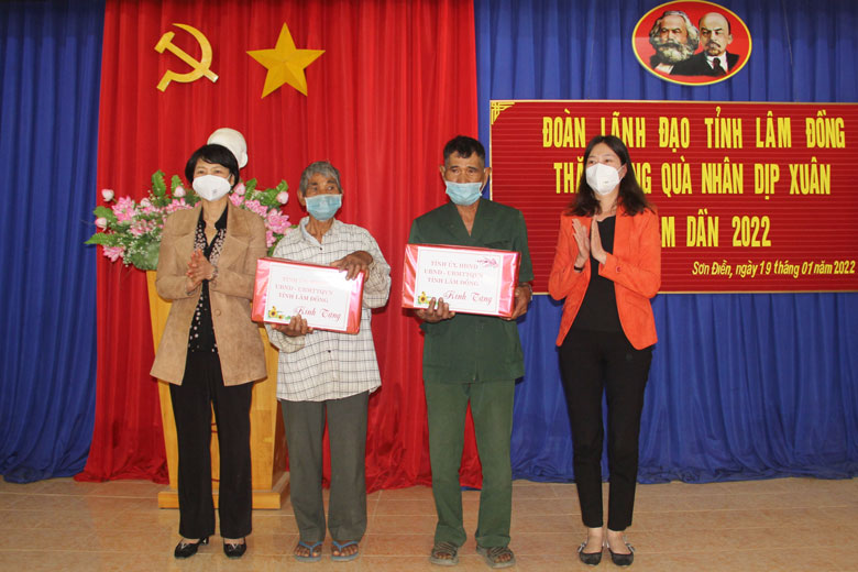 Tặng quà Tết cho 2 gia đình chính sách tại địa phương.