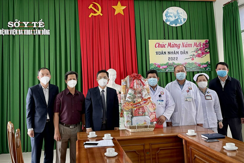 Phó Chủ tịch UBND tỉnh Đặng Trí Dũng chúc Tết động viên lực lượng tuyến đầu và tặng quà cho bệnh nhân