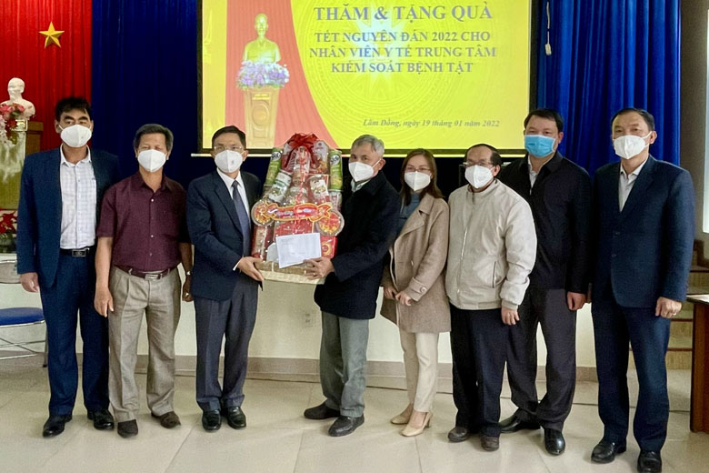 Đồng chí Đặng Trí Dũng - Ủy viên Ban Thường vụ Tỉnh ủy, Phó Chủ tịch UBND tỉnh Lâm Đồng trao quà Ttết và 100 triệu đồng của tỉnh cho tập thể CDC Lâm Đồng