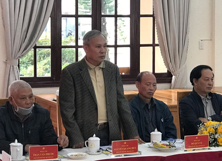 Các đồng chí nguyên lãnh đạo huyện qua các thời kỳ bày tỏ sự vui mừng, phấn khởi trước những kết quả mà huyện Lạc Dương đạt được trong thời gian qua