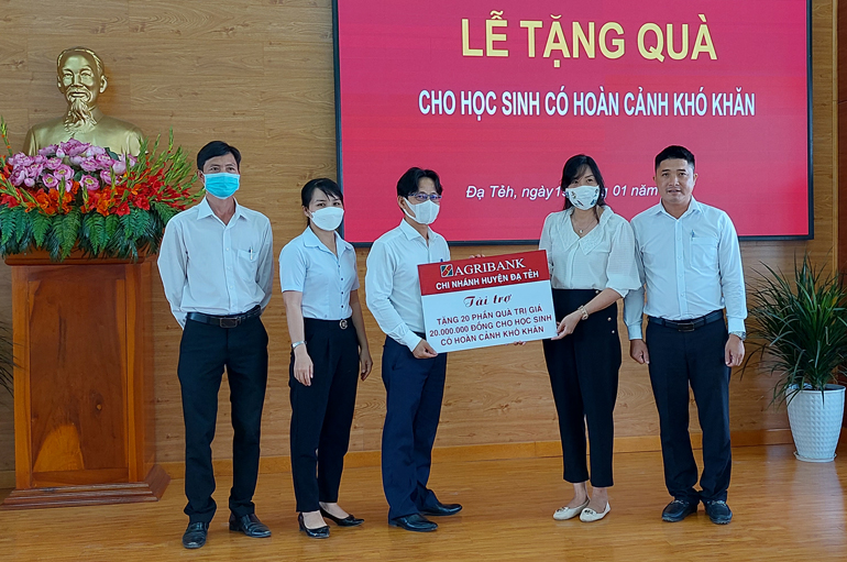 Agribank chi nhánh huyện Đạ Tẻh trao tiền hỗ trợ xây nhà và tặng quà tết