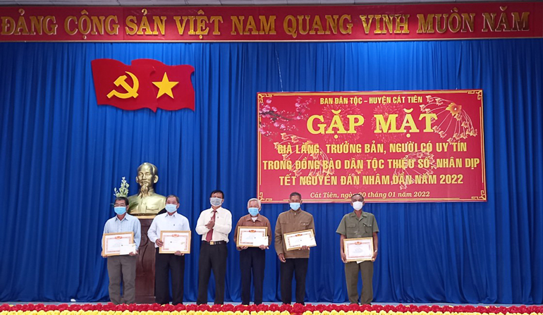 Cát Tiên: Gặp mặt già làng, trưởng thôn, người có uy tín và các chức sắc tôn giáo