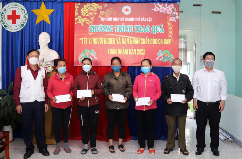 Bảo Lộc: Trao hơn 260 phần quà tết cho các hoàn cảnh khó khăn