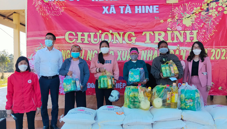 Đức Trọng: Trao 200 phần quà tết cho hộ nghèo, hộ cận nghèo, người đang cách ly tại nhà