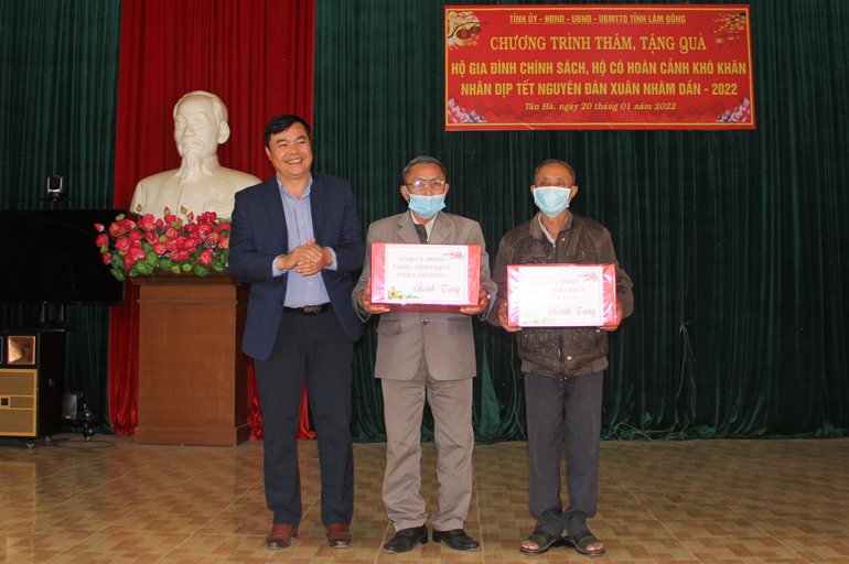 Tặng quà cho 2 gia đình chính sách tại địa phương