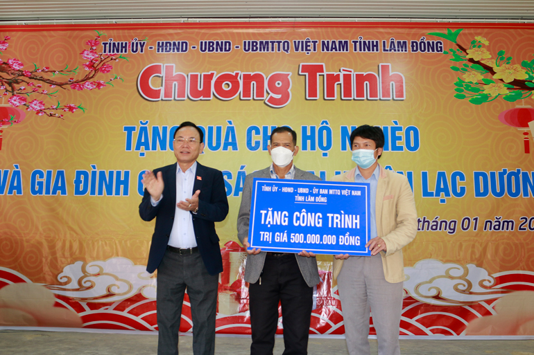 Lãnh đạo tỉnh thăm, tặng quà Tết cho gia đình chính sách, hộ nghèo huyện Lạc Dương