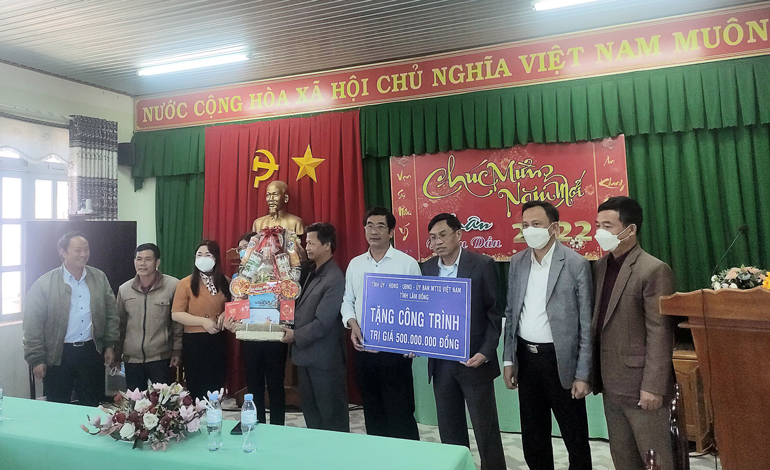 Ông Võ Ngọc Hiệp - Ủy viên Ban Thường vụ Tỉnh ủy, Chủ tịch Ủy ban MTTQ Việt Nam tỉnh thay mặt lãnh đạo tỉnh tặng công trình trị giá 500 triệu đồng cho xã P’ró