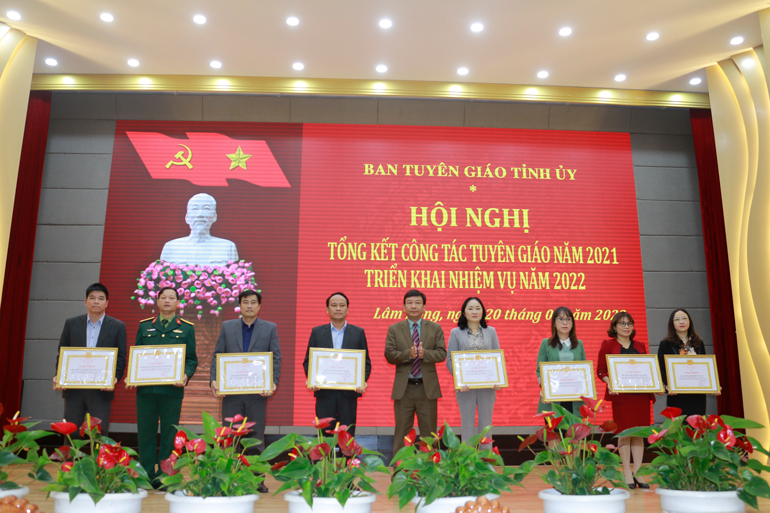 Đồng chí Bùi Thắng - Ủy viên Ban Thường vụ, Trưởng Ban Tuyên giáo Tỉnh ủy trao giấy khen cho các tập thể