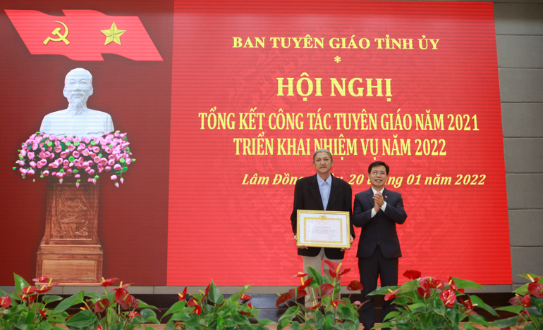 Đồng chí Trần Trung Hiếu - Phó Trưởng ban Thường trực Ban Tuyên giáo Tỉnh ủy trao giấy khen cho tác giả Nguyễn Văn Quang - Phóng viên Đài PTTH Lâm Đồng vì đã đạt giải khuyến khích giải báo chí quốc gia lần thứ 15