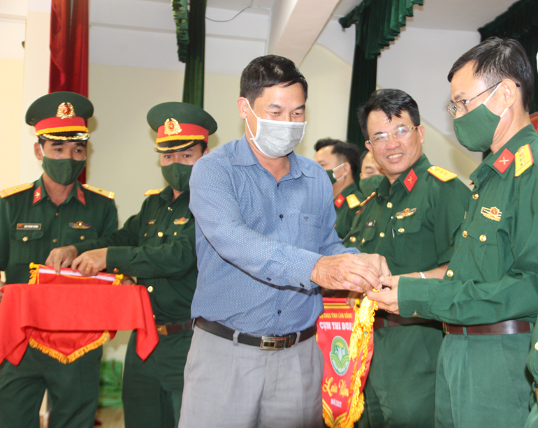 Đồng chí Nghiêm Xuân Đức trao cờ thi đua đến các đơn vị