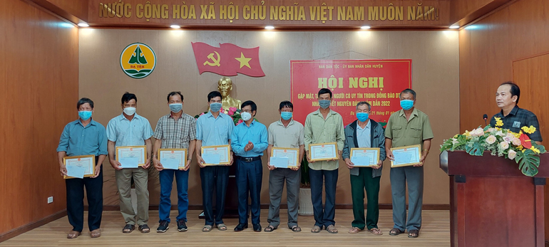Lãnh đạo UBND huyện tặng giấy khen cho người uy tín đã có thành tích tiêu biểu trong phát triển kinh tế - xã hội, bảo vệ an ninh, trật tự năm 2021
