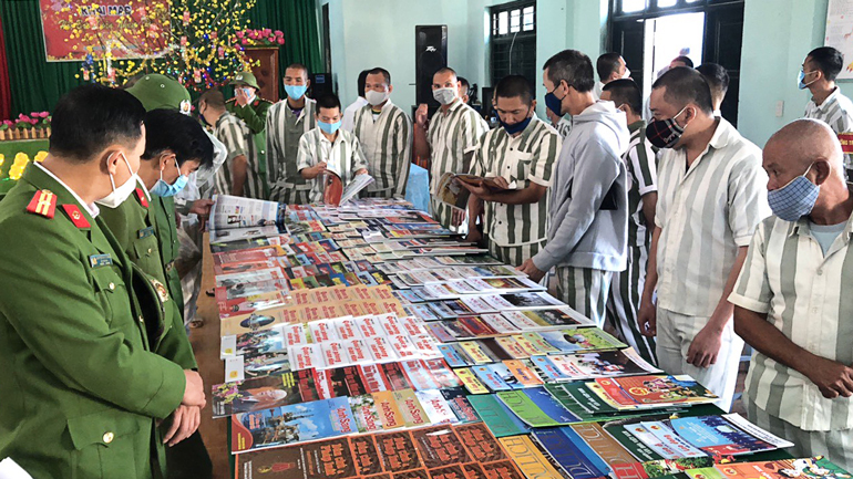 Hội báo Xuân thu hút cán bộ, chiến sĩ và phạm nhân tham gia