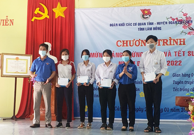 Trao học bổng cho học sinh