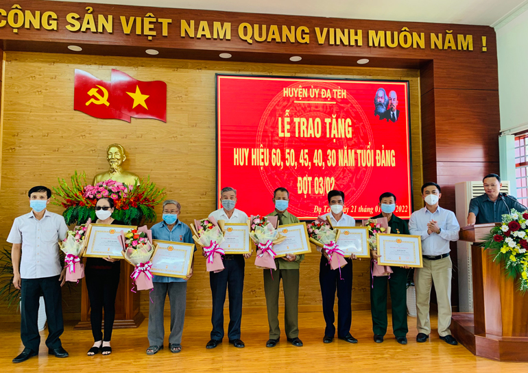 Đạ Tẻh trao huy hiệu Đảng dịp 3/2