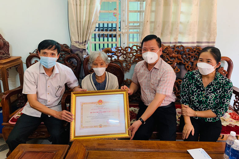Trao Huân chương Độc lập hạng Ba cho bà Ka Thị Hường