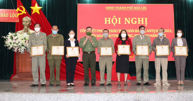 Tặng giấy khen của Giám đốc Công an Lâm Đồng cho các tập, cá nhân Ảnh 5: Các tập thể, cá nhân nhận giấy khen của Chủ tịch UBND TP Bảo Lộc