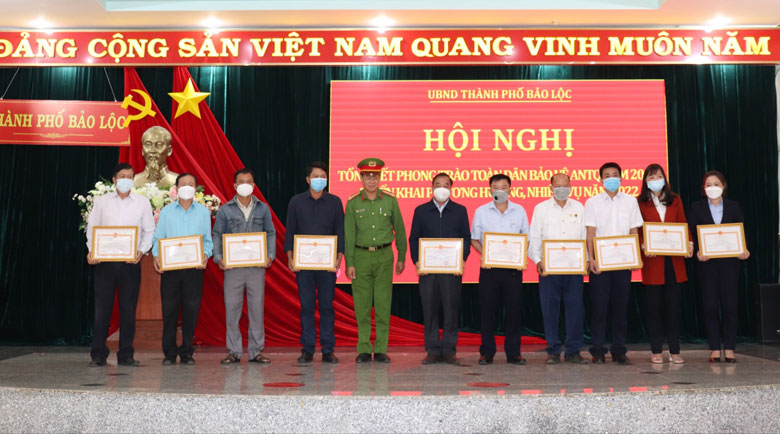 Tặng giấy khen của Giám đốc Công an Lâm Đồng cho các tập, cá nhân
