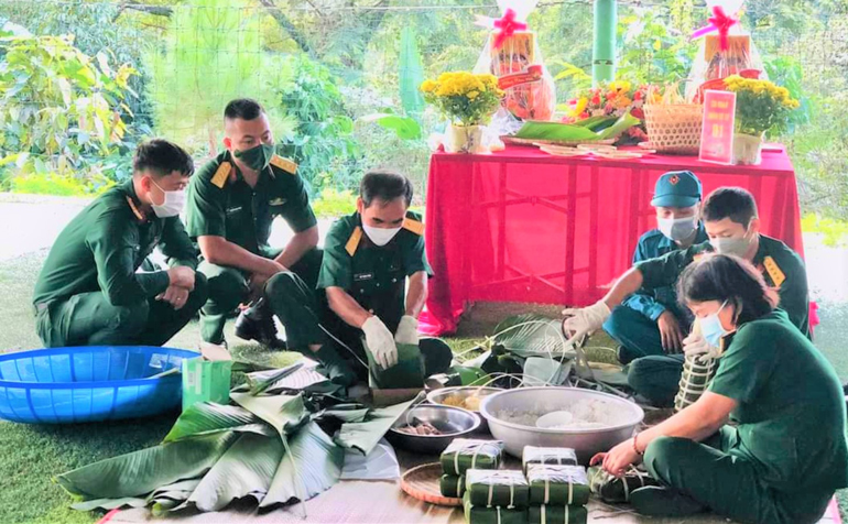 Cán bộ, chiến sĩ gói bánh chưng tại Hội thi