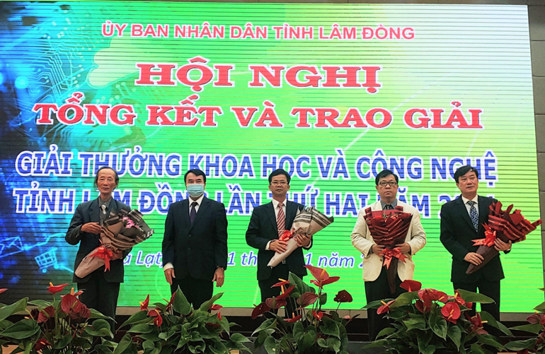 Tặng hoa cho các nhà khoa học hội đồng xét giải 