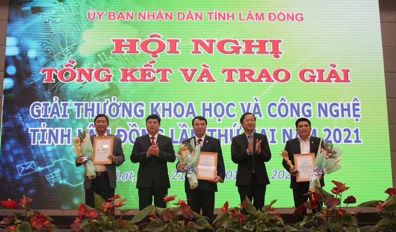 Trao giải B cho các nhà khoa học