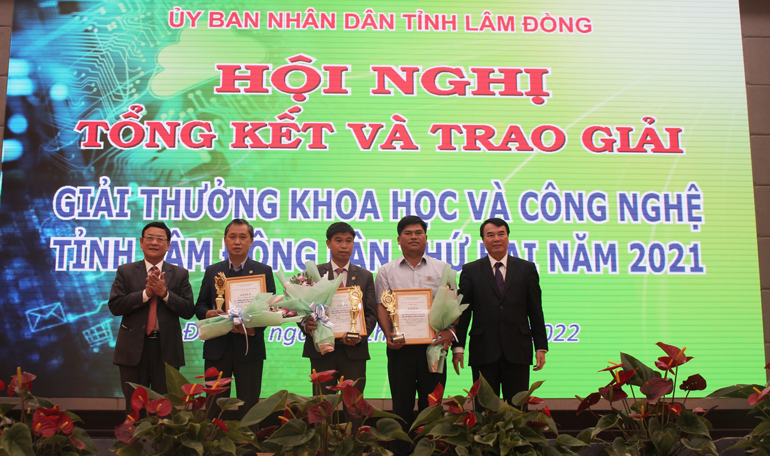 Trao giải C cho các nhà khoa học