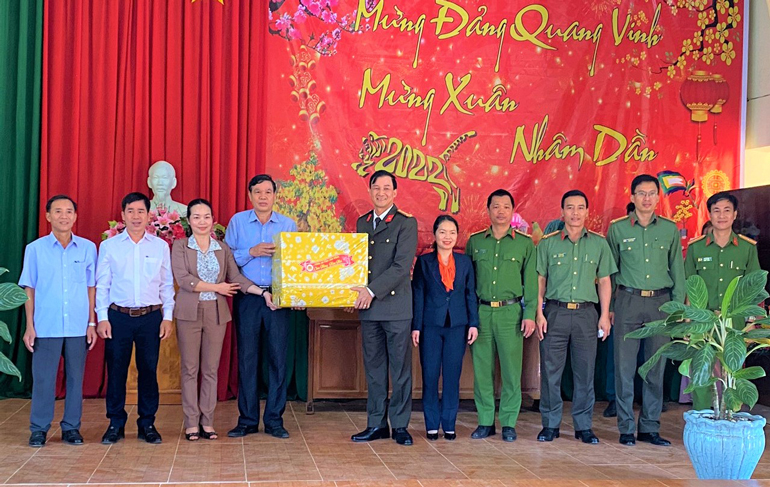 Đại tá Trần Minh Tiến tặng quà chúc Đảng bộ, chính quyền và Nhân dân xã Tân Lạc