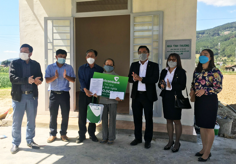 Đức Trọng: Trao 4 căn nhà đại đoàn kết cho các hộ nghèo