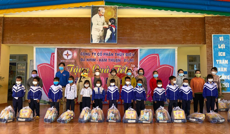 Công ty ĐHĐ mang xuân đến với người nghèo