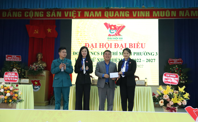 Đoàn Phường 3 tiếp nhận các phần học bổng dành cho thiếu nhi vượt khó học giỏi do đại diện các cụm thi đua trao tặng
