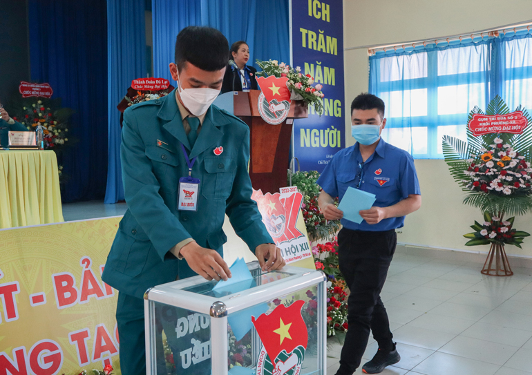 Đại biểu tiến hành bỏ phiếu bầu Ban Chấp hành Đoàn TNCS Hồ Chí Minh Phường 3 nhiệm kỳ 2022 - 2027