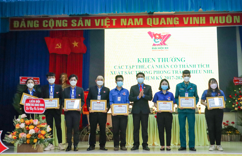 Thành Đoàn Đà Lạt tặng giấy khen cho các tập thể có thành tích xuất sắc trong công tác Đoàn và Phong trào Thanh thiếu nhi nhiệm kỳ 2017 – 2022