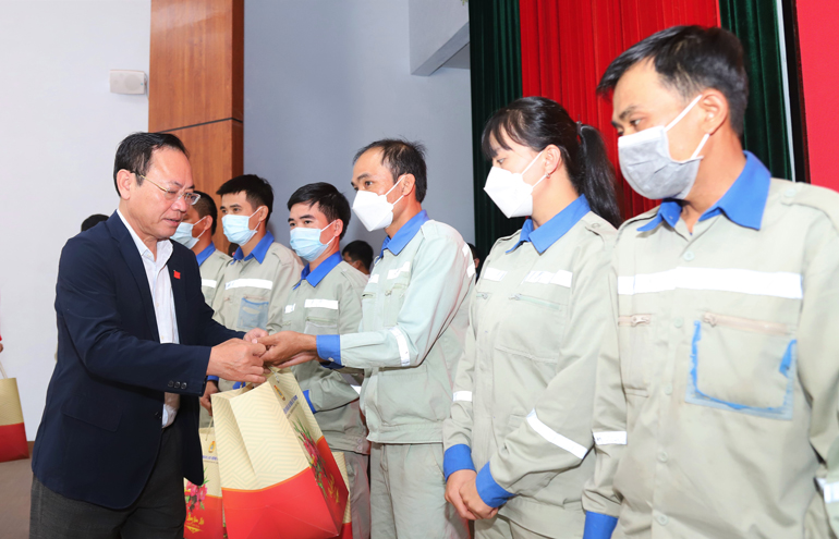 Đồng chí Nguyễn Văn Yên - Ủy viên Ban Thường vụ Tỉnh ủy, Trưởng Ban Nội chính Tỉnh ủy Lâm Đồng tặng quà tết công nhân, lao động Công ty Nhôm Lâm Đồng (Ảnh – Khánh Phúc)