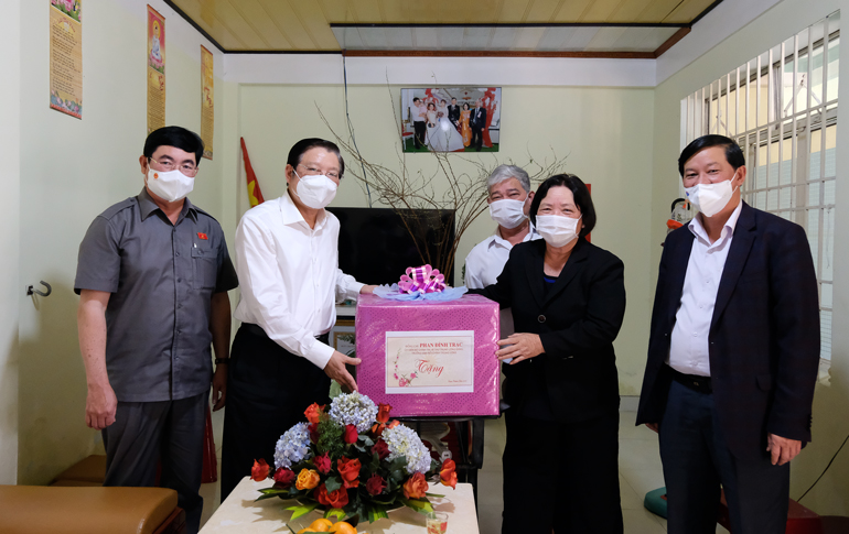 Đoàn công tác thăm hỏi, tặng quà tết cho gia đình bà Hồ  Thị  Ngọc Minh, thương binh 47% (thị trấn Thạnh Mỹ, huyện Đơn Dương)