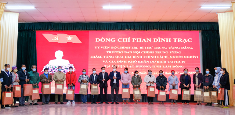 Đoàn công tác trao quà tết cho người nghèo