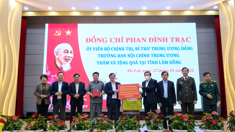 Đồng chí Phan Đình Trạc- Ủy viên Bộ Chính trị, Bí thư Trung ương Đảng, Trưởng Ban Nội chính Trung ương trao tặng 1.000 suất quà cho các gia đình chính sách, hộ nghèo trên địa bàn tỉnh