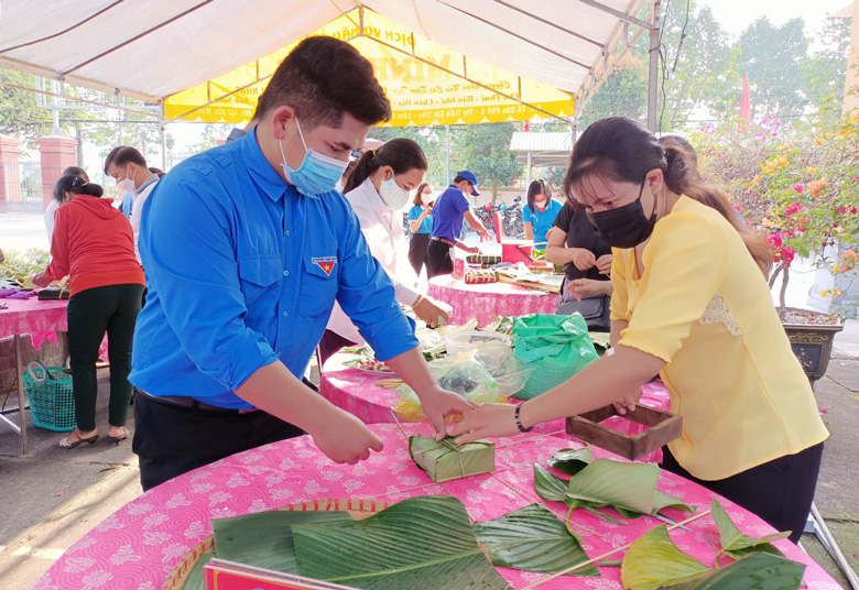 Cát Tiên: Gói bánh chưng tặng các gia đình khó khăn