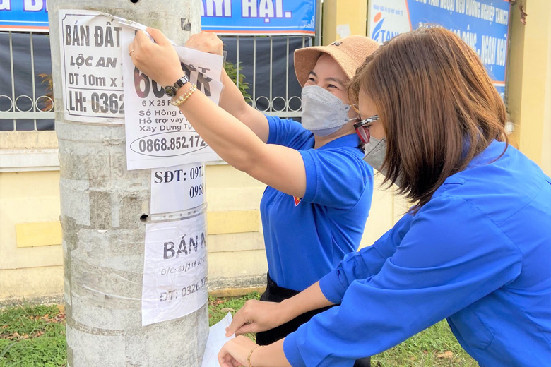 Đoàn viên, thanh niên tham gia bóc dỡ biển quảng cáo, rao vặt