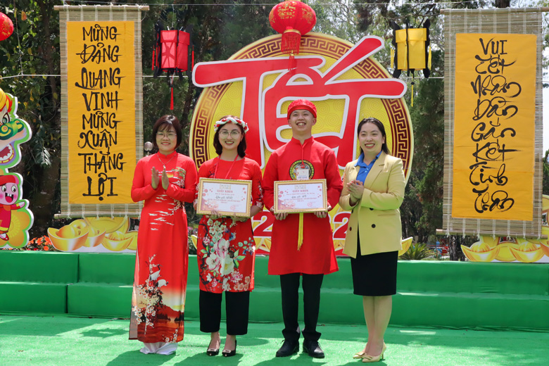 Ban Tổ chức trao giải nhất và nhì cho các đội thi.