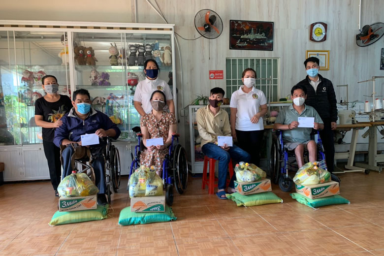 252 suất quà dành tặng người nghèo, người khuyết tật, người đang cách ly