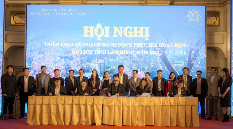 Đại diện các doanh nghiệp và Hiệp hội Du lịch ký kết phát triển du lịch