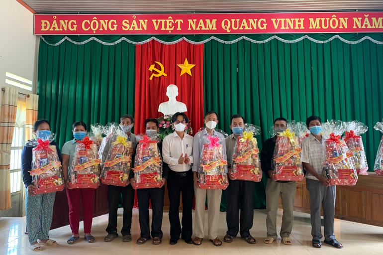 Agribank chi nhánh Đạ Tẻh trao 100 suất quà tết
