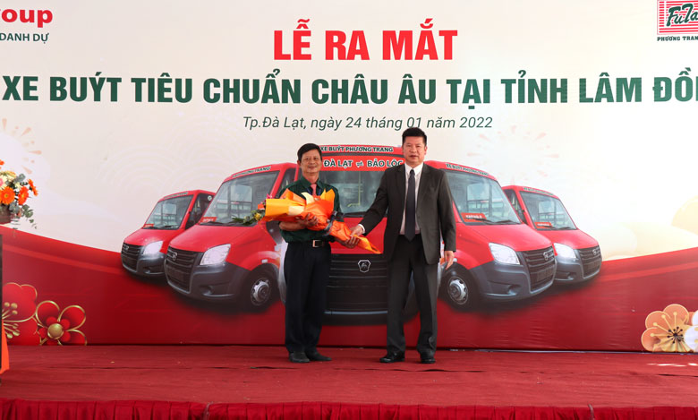 Ông Trương Hữu Hiệp – Giám đốc Sở Giao thông Vận tải tặng hoa cho đại diện bộ phận xe buýt Phương Trang.