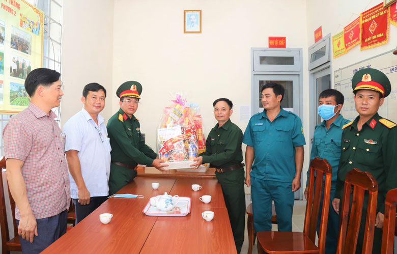 Bảo Lộc: Thăm, tặng quà các thanh niên chuẩn bị nhập ngũ và dân quân trực tết